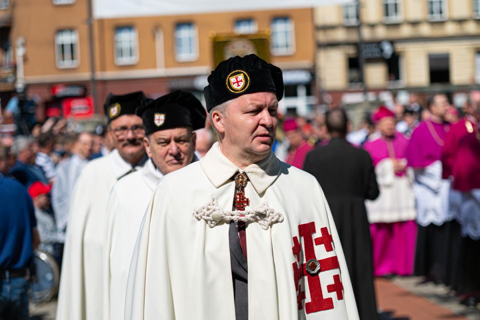 Kalwaryjskie Wzgórze zapełnili wierni! Pielgrzymi udali się do Piekar Śląskich [ZDJĘCIA] - galeria