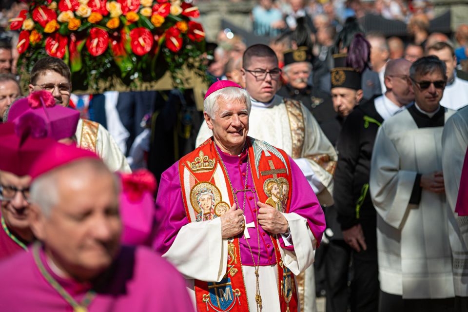 Kalwaryjskie Wzgórze zapełnili wierni! Pielgrzymi udali się do Piekar Śląskich [ZDJĘCIA] - galeria