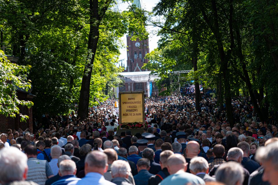 Kalwaryjskie Wzgórze zapełnili wierni! Pielgrzymi udali się do Piekar Śląskich [ZDJĘCIA] - galeria