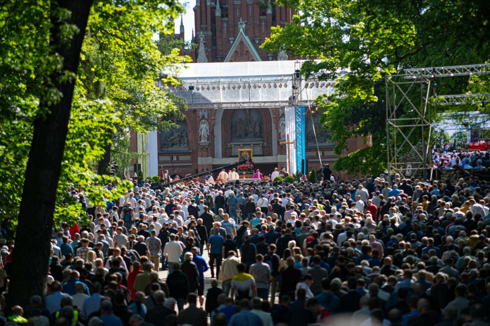Kalwaryjskie Wzgórze zapełnili wierni! Pielgrzymi udali się do Piekar Śląskich [ZDJĘCIA] - galeria