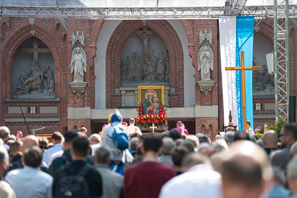 Kalwaryjskie Wzgórze zapełnili wierni! Pielgrzymi udali się do Piekar Śląskich [ZDJĘCIA] - galeria