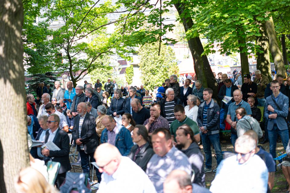 Kalwaryjskie Wzgórze zapełnili wierni! Pielgrzymi udali się do Piekar Śląskich [ZDJĘCIA] - galeria