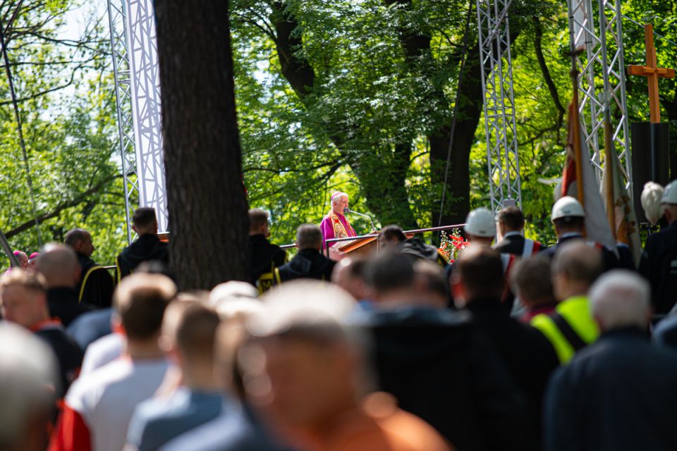 Kalwaryjskie Wzgórze zapełnili wierni! Pielgrzymi udali się do Piekar Śląskich [ZDJĘCIA] - galeria