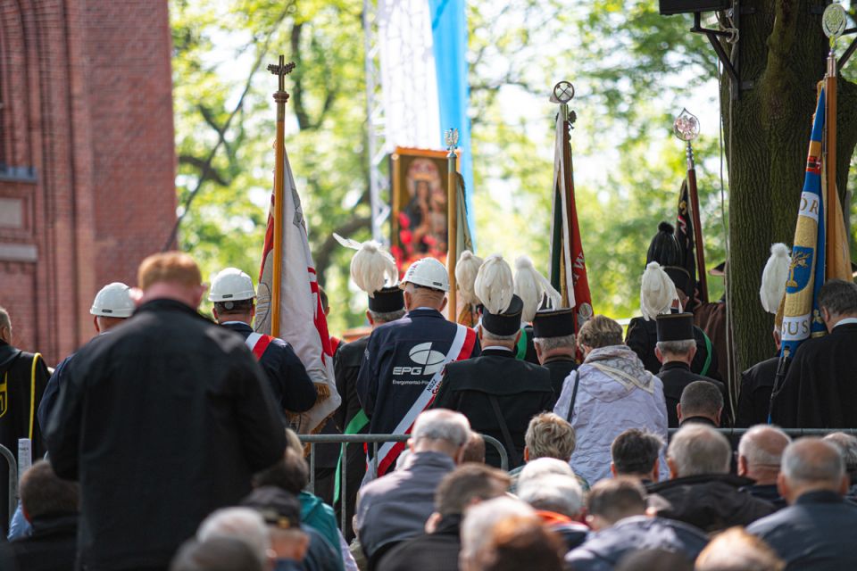 Kalwaryjskie Wzgórze zapełnili wierni! Pielgrzymi udali się do Piekar Śląskich [ZDJĘCIA] - galeria