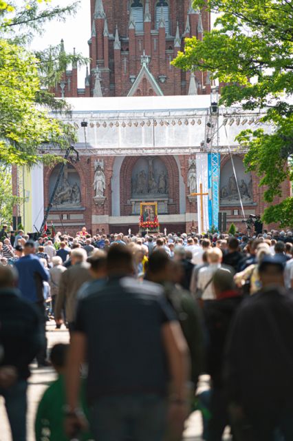 Kalwaryjskie Wzgórze zapełnili wierni! Pielgrzymi udali się do Piekar Śląskich [ZDJĘCIA] - galeria