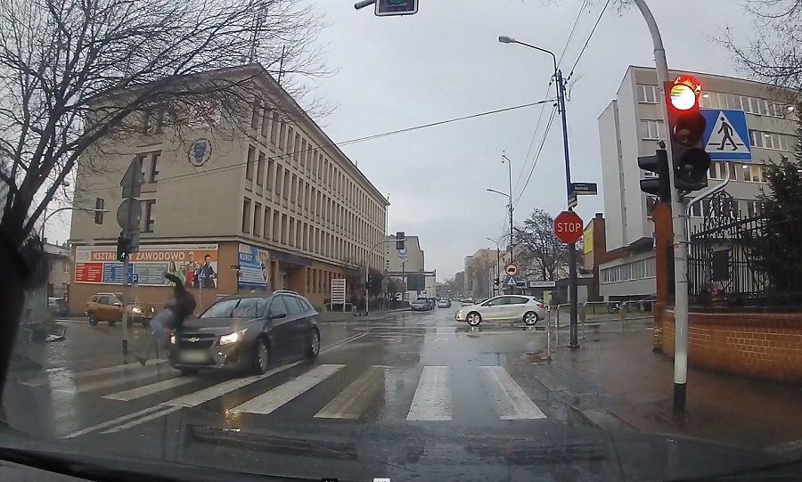 Groźne potrącenie pieszego na przejściu w Katowicach [FILM] - galeria
