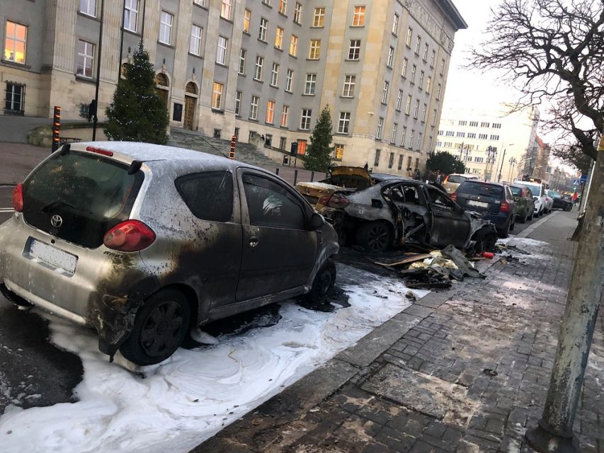 W nocy na wysokości Urzędu Wojewódzkiego w Katowicach doszło do pożaru samochodu marki BMW - galeria