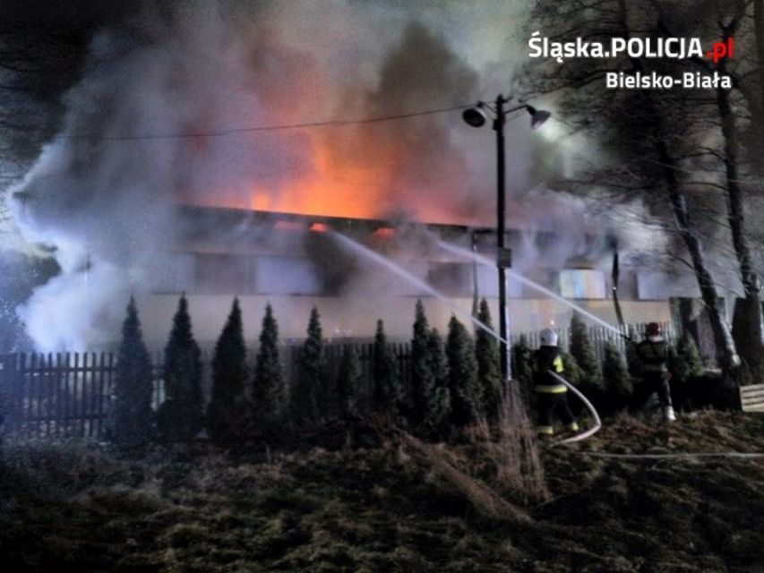 Płonie fabryka drewnianych zabawek w Buczkowicach - na miejscu kilkanaście zastępów straży pożarnej - galeria