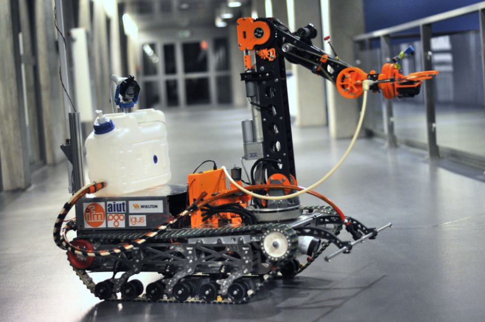 Robot studentów Politechniki Śląskiej pomoże w walce z wirusami - galeria