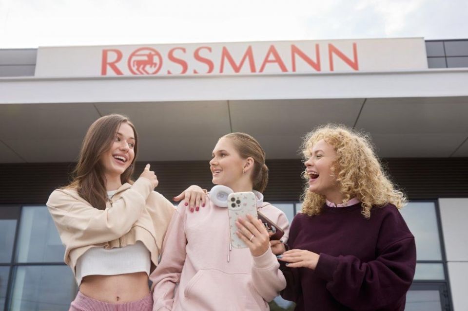 „Przydatne w drogerii” – korzystaj z aplikacji na zakupach w Rossmannie - galeria