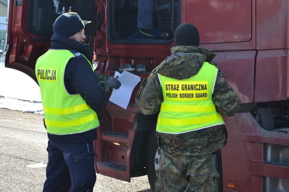 Węgierska Górka: Nielegalnie przekroczyli granicę. Pojazdem kierował Syryjczyk! - galeria