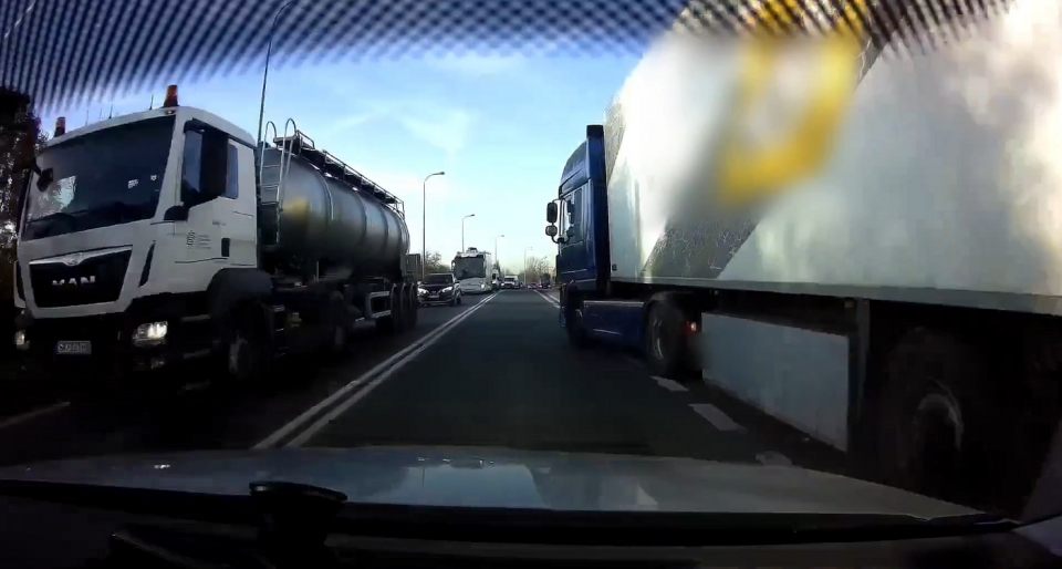 [FILM] Kierowca ciężarówki nie ustąpił pierwszeństwa i zajeżdżał drogę. Za agresję na drodze odpowie przed sądem - galeria