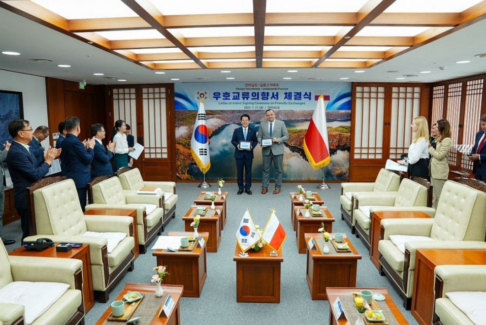 Jakub Chełstowski i gubernator koreańskiej prowincji zobowiązali się do współpracy obu regionów - galeria
