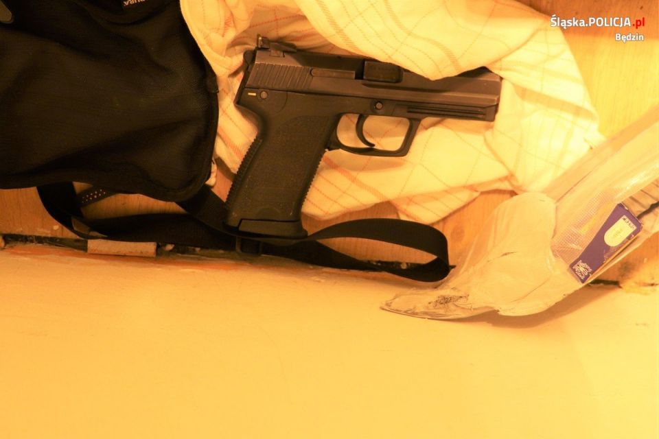 Będzińscy policjanci przechwycili broń oraz narkotyki warte ponad milion złotych! [WIDEO] - galeria