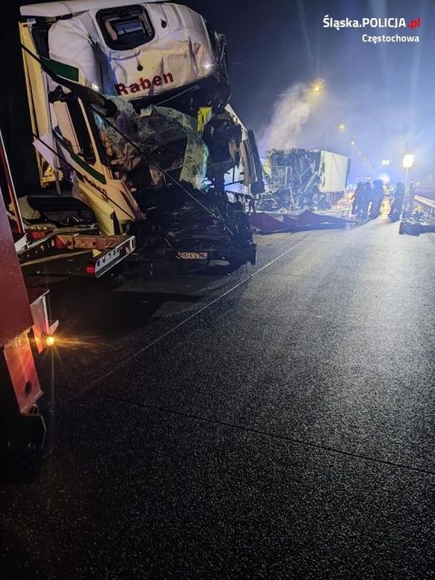 Śmiertelny wypadek na autostradzie A1. W wypadku uczestniczyło 5 pojazdów - galeria