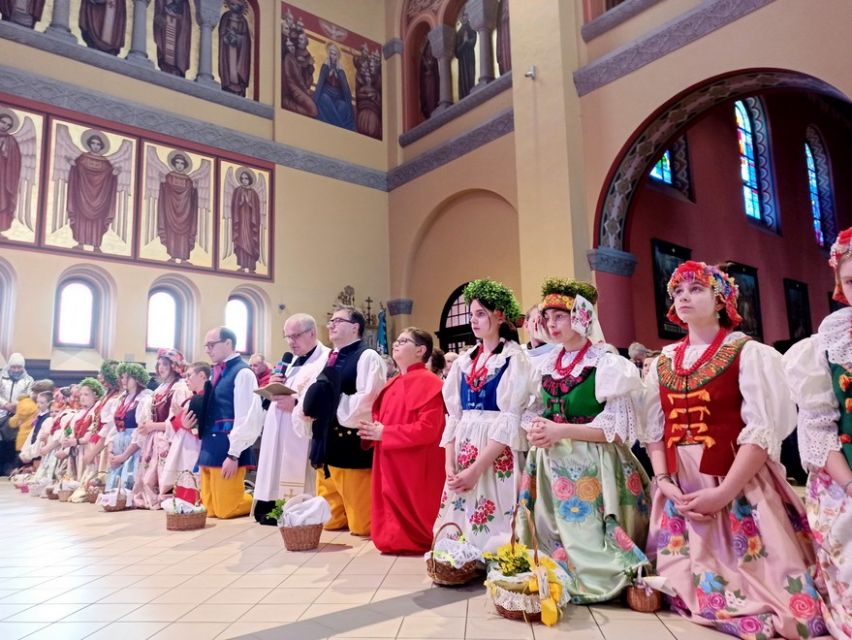 Wielka Sobota w rozbarskiej parafii św. Jacka w Bytomiu: Rozbarczanie poświęcili pokarmy w strojach regionalnych. Zobaczcie zdjęcia! - galeria