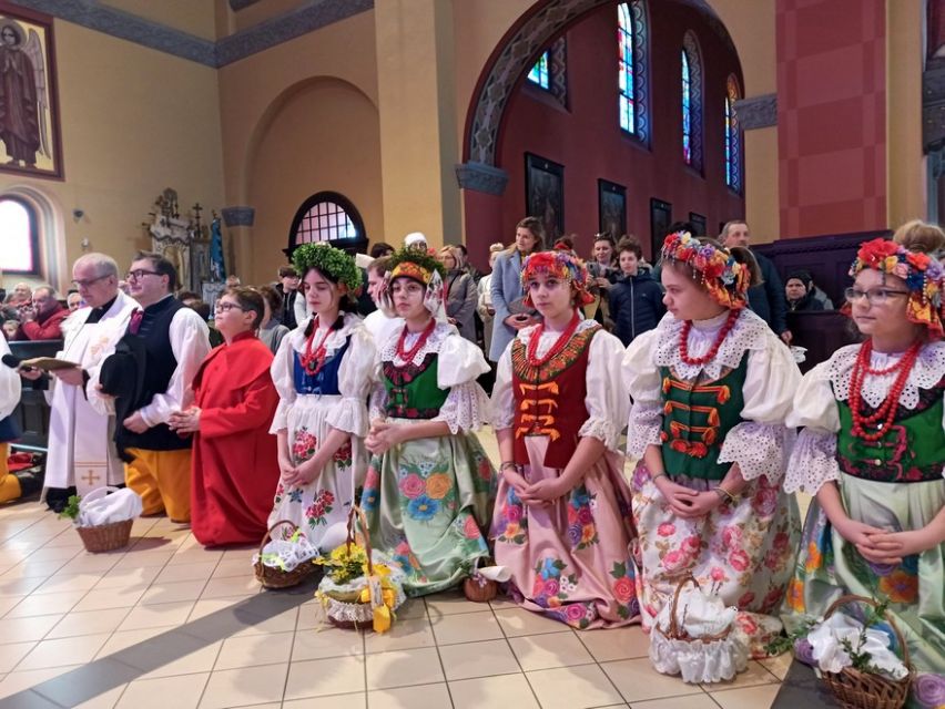 Wielka Sobota w rozbarskiej parafii św. Jacka w Bytomiu: Rozbarczanie poświęcili pokarmy w strojach regionalnych. Zobaczcie zdjęcia! - galeria