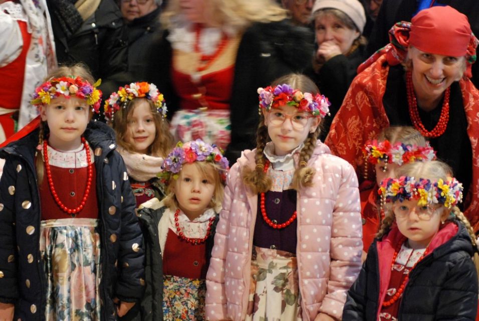 Wielka Sobota w rozbarskiej parafii św. Jacka w Bytomiu: Rozbarczanie poświęcili pokarmy w strojach regionalnych. Zobaczcie zdjęcia! - galeria