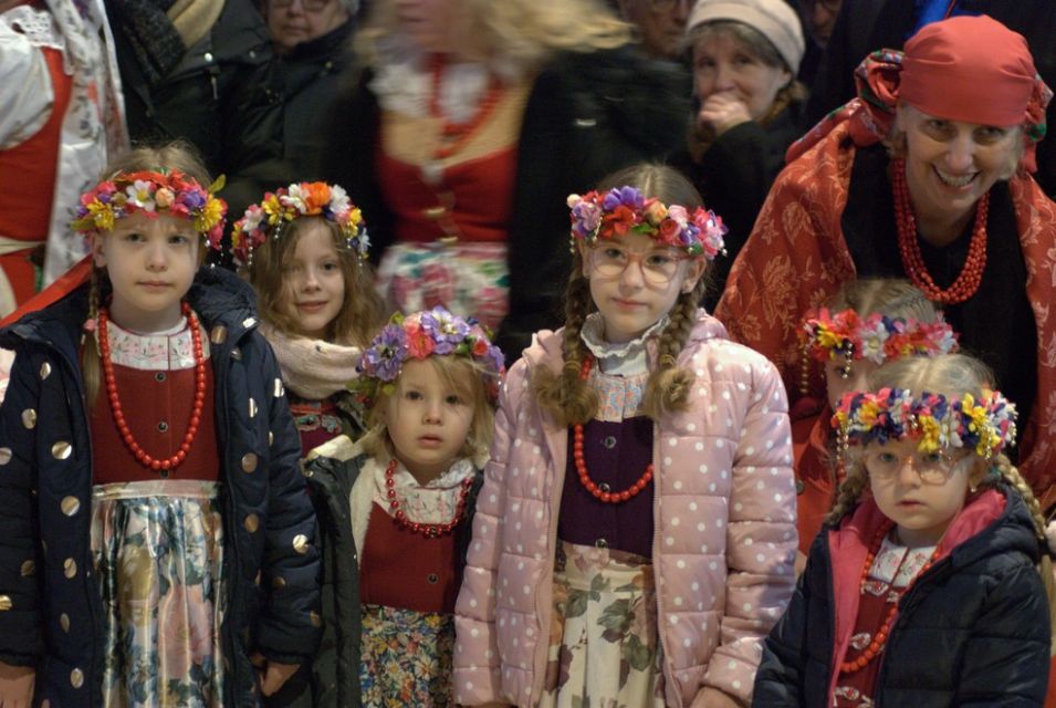 Wielka Sobota w rozbarskiej parafii św. Jacka w Bytomiu: Rozbarczanie poświęcili pokarmy w strojach regionalnych. Zobaczcie zdjęcia! - galeria