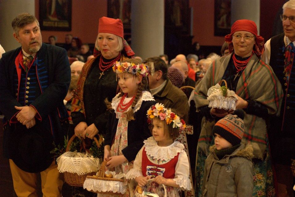 Wielka Sobota w rozbarskiej parafii św. Jacka w Bytomiu: Rozbarczanie poświęcili pokarmy w strojach regionalnych. Zobaczcie zdjęcia! - galeria