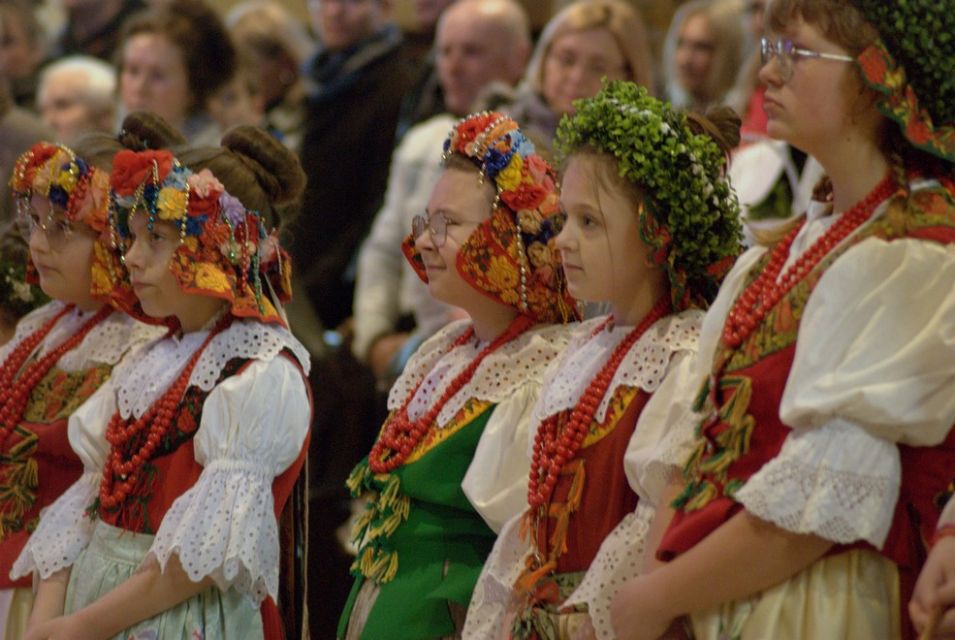 Wielka Sobota w rozbarskiej parafii św. Jacka w Bytomiu: Rozbarczanie poświęcili pokarmy w strojach regionalnych. Zobaczcie zdjęcia! - galeria