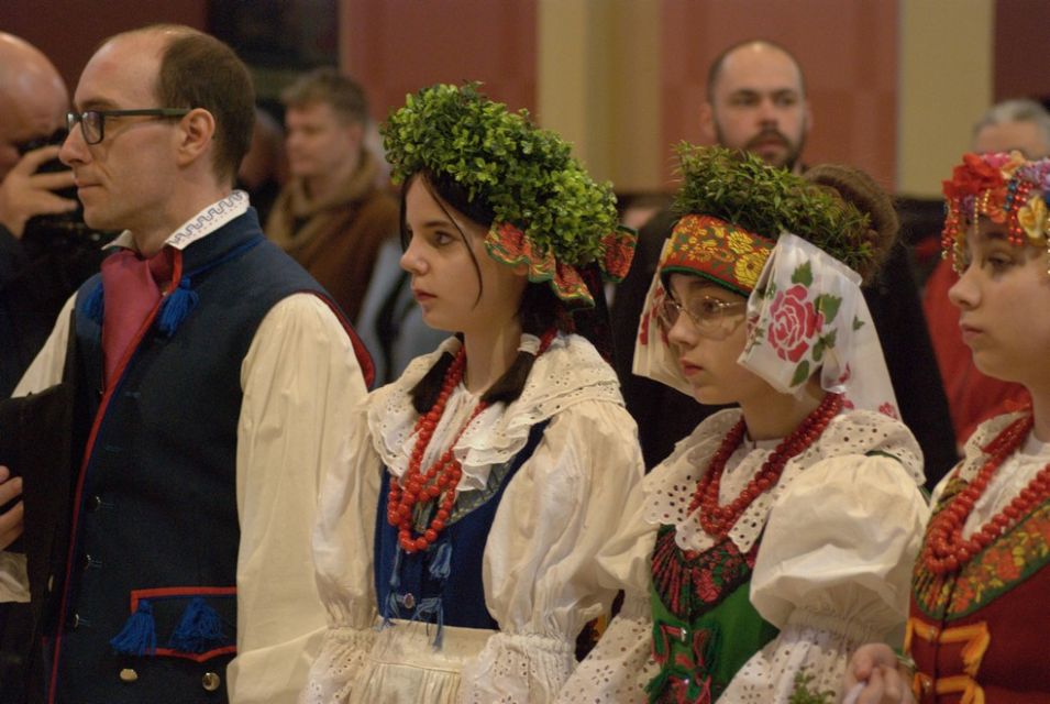 Wielka Sobota w rozbarskiej parafii św. Jacka w Bytomiu: Rozbarczanie poświęcili pokarmy w strojach regionalnych. Zobaczcie zdjęcia! - galeria