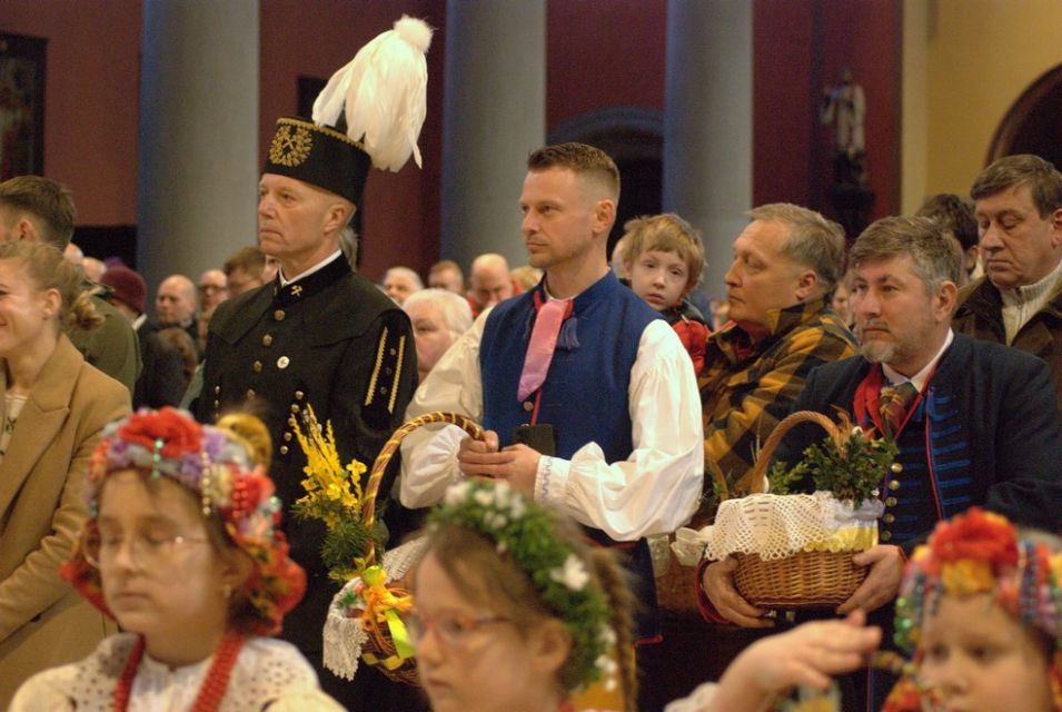 Wielka Sobota w rozbarskiej parafii św. Jacka w Bytomiu: Rozbarczanie poświęcili pokarmy w strojach regionalnych. Zobaczcie zdjęcia! - galeria