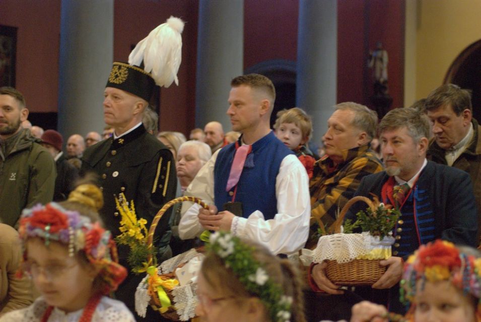 Wielka Sobota w rozbarskiej parafii św. Jacka w Bytomiu: Rozbarczanie poświęcili pokarmy w strojach regionalnych. Zobaczcie zdjęcia! - galeria