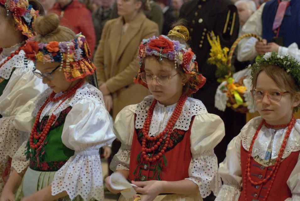 Wielka Sobota w rozbarskiej parafii św. Jacka w Bytomiu: Rozbarczanie poświęcili pokarmy w strojach regionalnych. Zobaczcie zdjęcia! - galeria