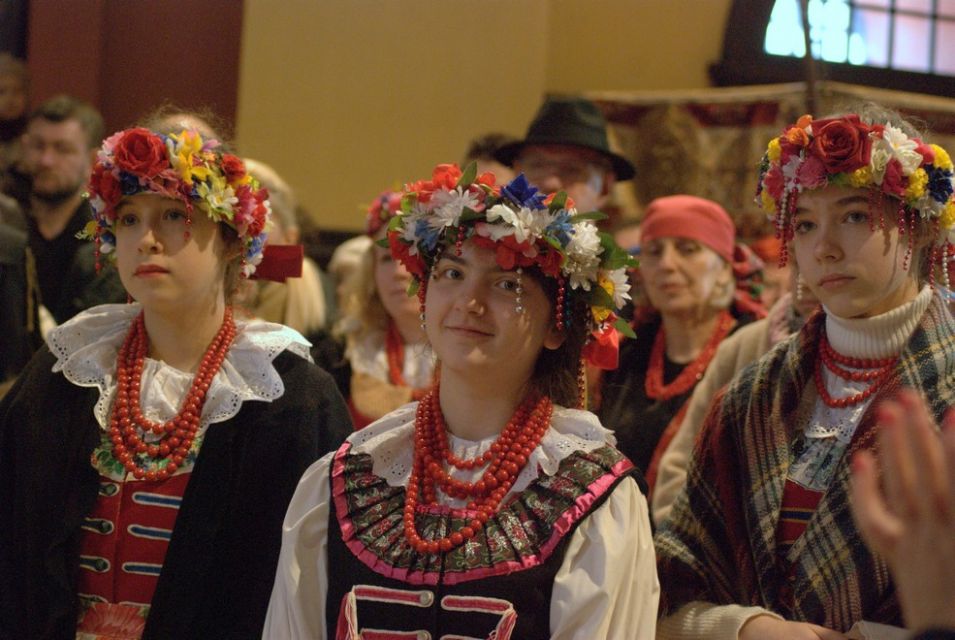 Wielka Sobota w rozbarskiej parafii św. Jacka w Bytomiu: Rozbarczanie poświęcili pokarmy w strojach regionalnych. Zobaczcie zdjęcia! - galeria