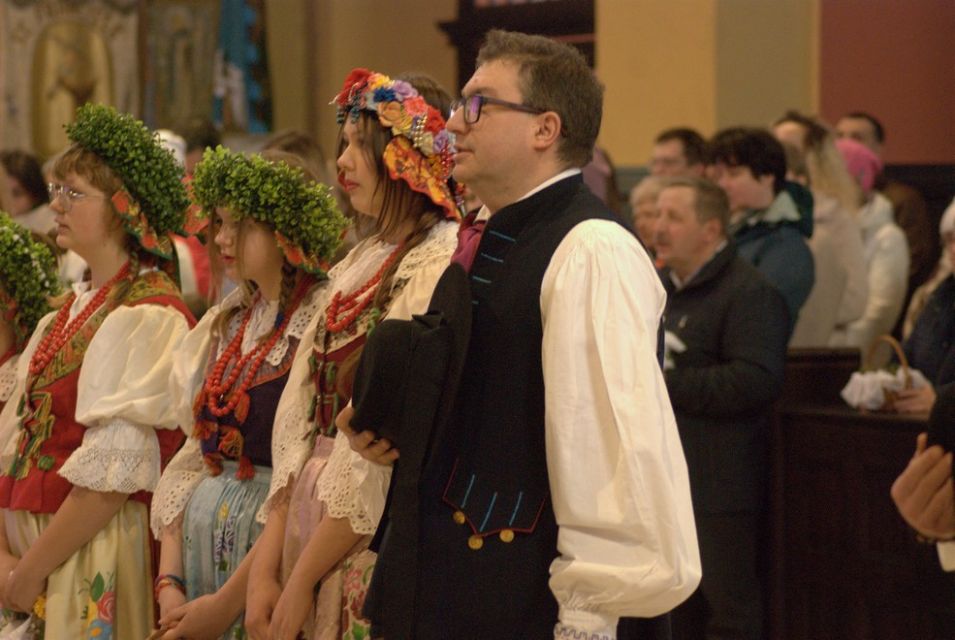 Wielka Sobota w rozbarskiej parafii św. Jacka w Bytomiu: Rozbarczanie poświęcili pokarmy w strojach regionalnych. Zobaczcie zdjęcia! - galeria