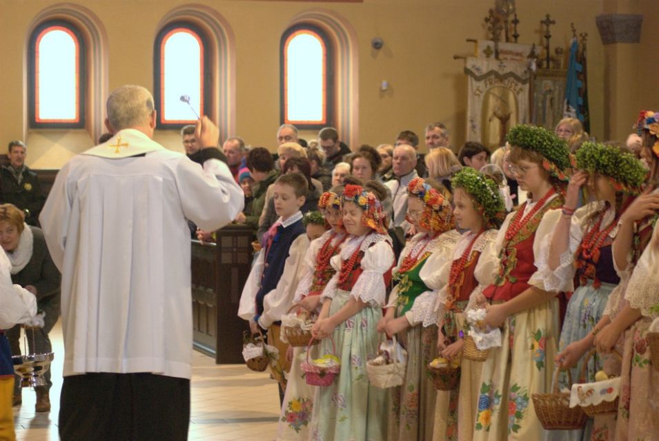 Wielka Sobota w rozbarskiej parafii św. Jacka w Bytomiu: Rozbarczanie poświęcili pokarmy w strojach regionalnych. Zobaczcie zdjęcia! - galeria