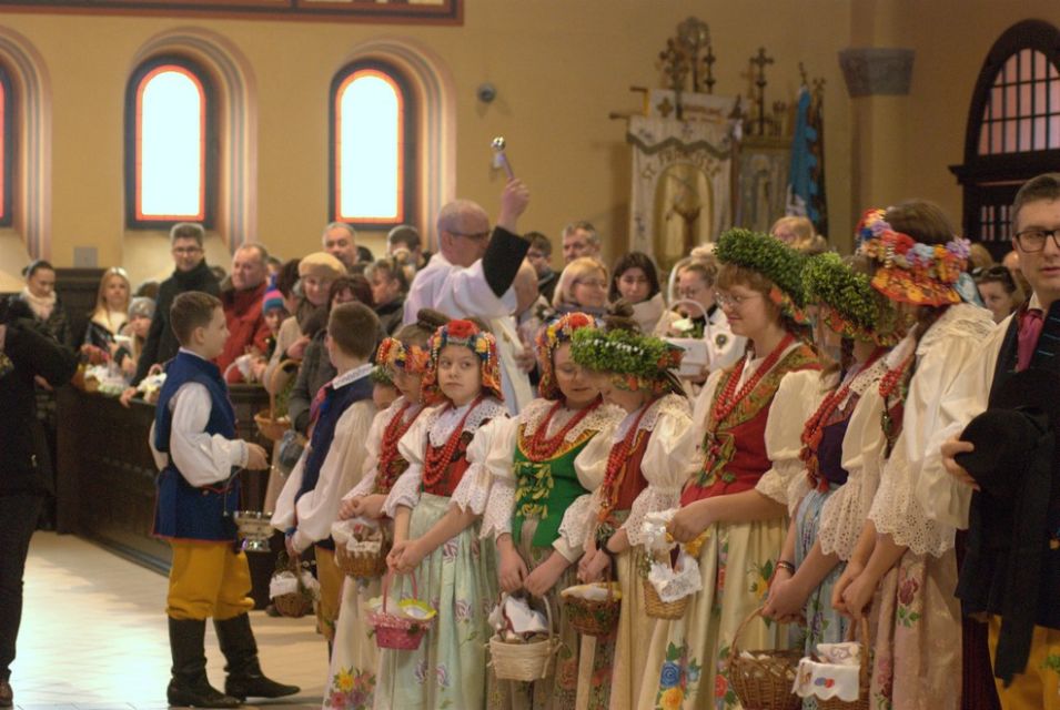 Wielka Sobota w rozbarskiej parafii św. Jacka w Bytomiu: Rozbarczanie poświęcili pokarmy w strojach regionalnych. Zobaczcie zdjęcia! - galeria