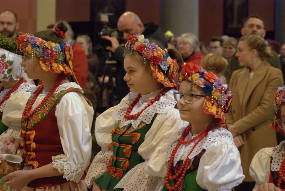 Wielka Sobota w rozbarskiej parafii św. Jacka w Bytomiu: Rozbarczanie poświęcili pokarmy w strojach regionalnych. Zobaczcie zdjęcia! - galeria