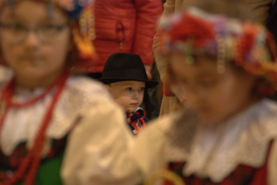 Wielka Sobota w rozbarskiej parafii św. Jacka w Bytomiu: Rozbarczanie poświęcili pokarmy w strojach regionalnych. Zobaczcie zdjęcia! - galeria