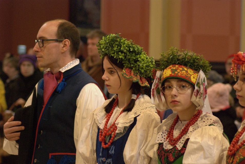 Wielka Sobota w rozbarskiej parafii św. Jacka w Bytomiu: Rozbarczanie poświęcili pokarmy w strojach regionalnych. Zobaczcie zdjęcia! - galeria