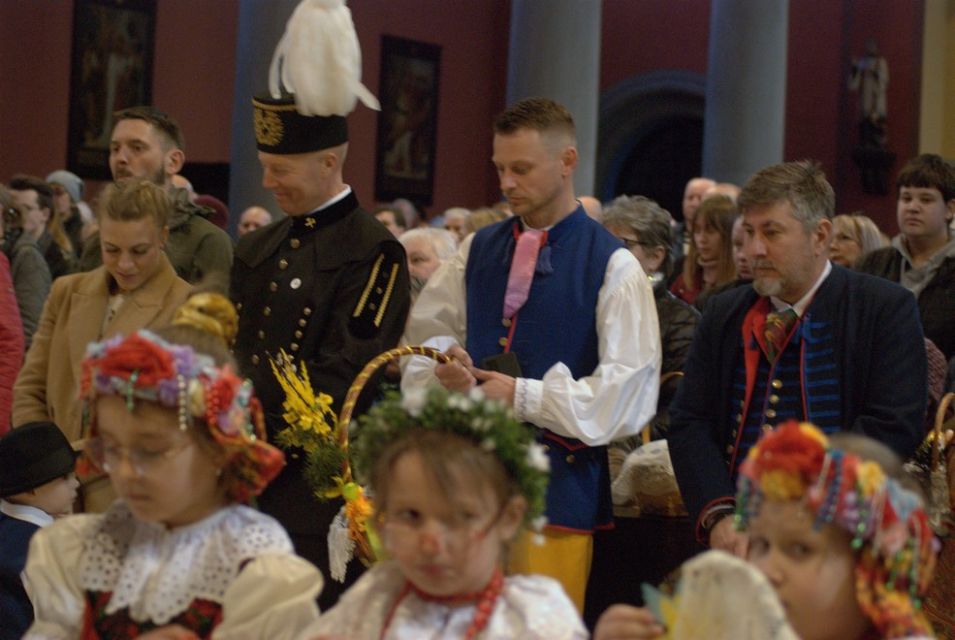 Wielka Sobota w rozbarskiej parafii św. Jacka w Bytomiu: Rozbarczanie poświęcili pokarmy w strojach regionalnych. Zobaczcie zdjęcia! - galeria