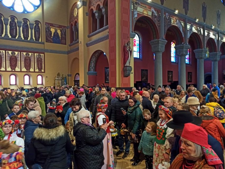 Wielka Sobota w rozbarskiej parafii św. Jacka w Bytomiu: Rozbarczanie poświęcili pokarmy w strojach regionalnych. Zobaczcie zdjęcia! - galeria