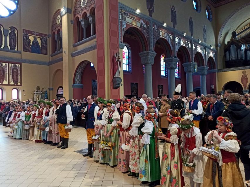 Wielka Sobota w rozbarskiej parafii św. Jacka w Bytomiu: Rozbarczanie poświęcili pokarmy w strojach regionalnych. Zobaczcie zdjęcia! - galeria