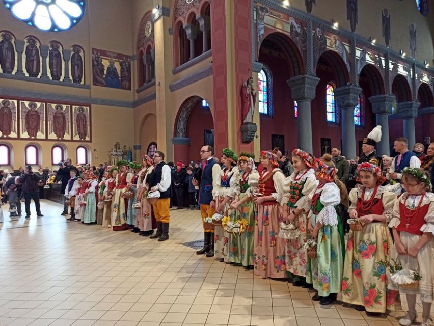 Wielka Sobota w rozbarskiej parafii św. Jacka w Bytomiu: Rozbarczanie poświęcili pokarmy w strojach regionalnych. Zobaczcie zdjęcia! - galeria