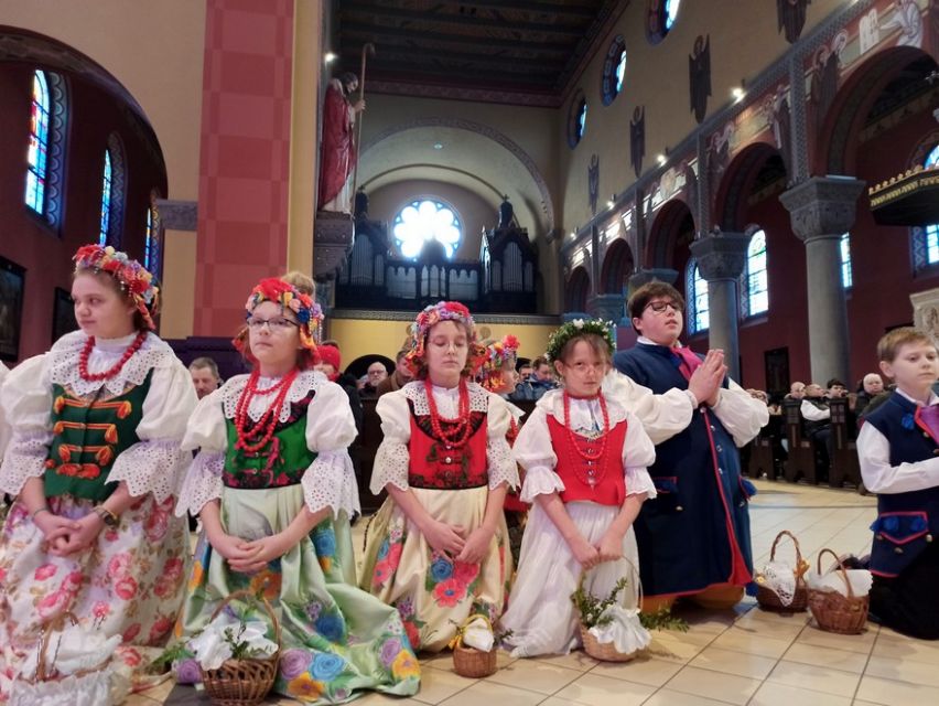 Wielka Sobota w rozbarskiej parafii św. Jacka w Bytomiu: Rozbarczanie poświęcili pokarmy w strojach regionalnych. Zobaczcie zdjęcia! - galeria