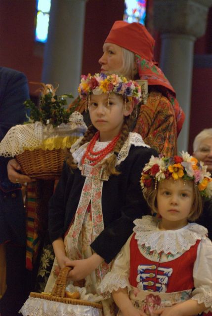 Wielka Sobota w rozbarskiej parafii św. Jacka w Bytomiu: Rozbarczanie poświęcili pokarmy w strojach regionalnych. Zobaczcie zdjęcia! - galeria