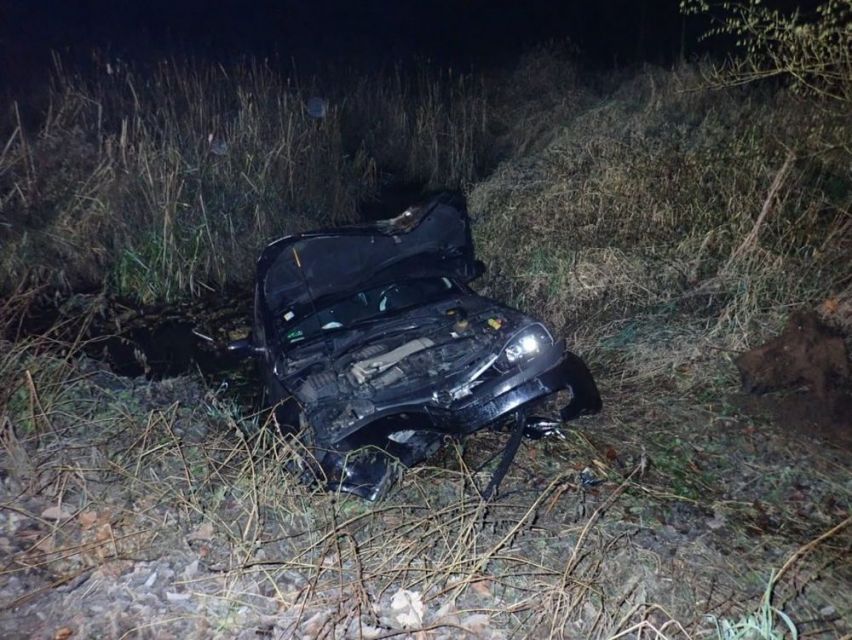 Wczoraj wczesnym rankiem, około godziny 5, na ulicy Gzelskiej kierująca oplem straciła panowanie nad pojazdem, wypadła z jezdni do Zalewu Rybnickiego. Kobieta była trzeźwa, ale nie dostosowała prędkości do panujących na drodze warunków. Chociaż zdarzenie wyglądało bardzo groźnie, kobiecie nic się nie stało.