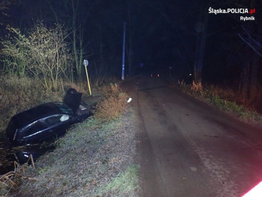 Wczoraj wczesnym rankiem, około godziny 5, na ulicy Gzelskiej kierująca oplem straciła panowanie nad pojazdem, wypadła z jezdni do Zalewu Rybnickiego. Kobieta była trzeźwa, ale nie dostosowała prędkości do panujących na drodze warunków. Chociaż zdarzenie wyglądało bardzo groźnie, kobiecie nic się nie stało.