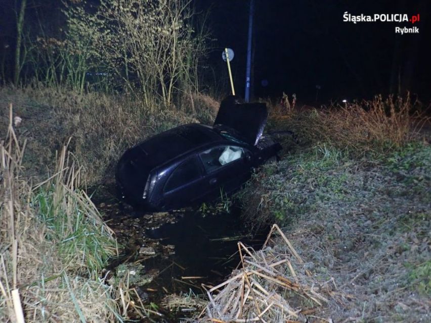 Wczoraj wczesnym rankiem, około godziny 5, na ulicy Gzelskiej kierująca oplem straciła panowanie nad pojazdem, wypadła z jezdni do Zalewu Rybnickiego. Kobieta była trzeźwa, ale nie dostosowała prędkości do panujących na drodze warunków. Chociaż zdarzenie wyglądało bardzo groźnie, kobiecie nic się nie stało.