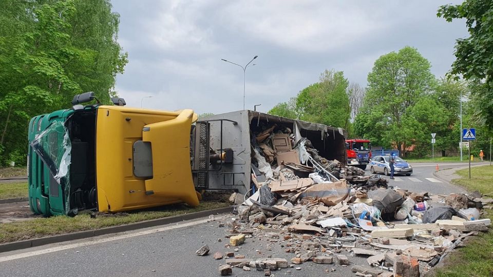 Bytom: Na ul. Celnej przewróciła się ciężarówka przewożąca odpady budowlane - galeria