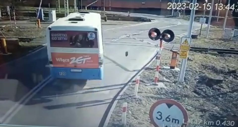 [FILM] Rozpędzonym autobusem staranował rogatki przejazdu kolejowego w Zabrzu! - galeria