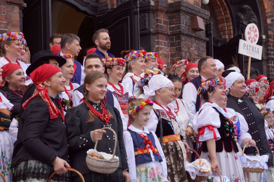 Wyjątkowa tradycja - Na Nikiszowcu odbyło się święcenie pokarmów w strojach ludowych! - galeria