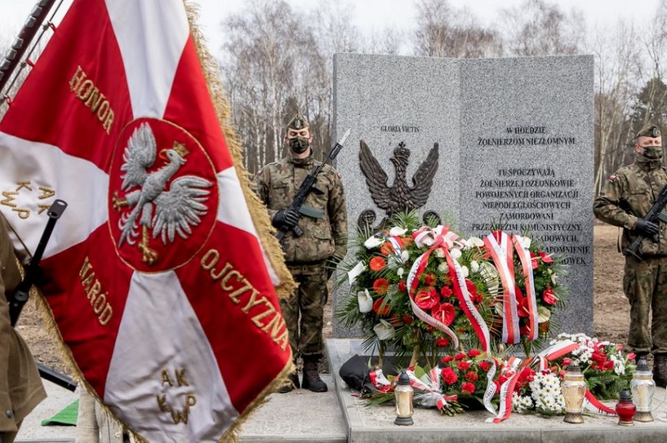 Pomnik upamiętniający Żołnierzy Niezłomnych stanął na na cmentarzu komunalnym w Katowicach - galeria