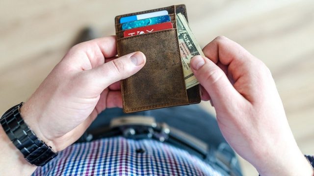 Rząd przyjął propozycję płacy minimalnej i stawki godzinowej w 2022 r.